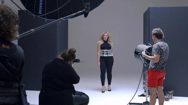 Straight/Curve: Redefining Body Image screenshot 1