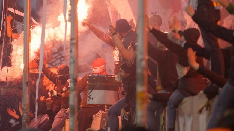 Inside fan curve - fans, ultras, hooligans screenshot 1