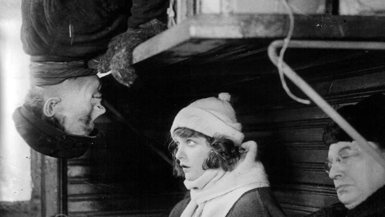 The Girl with the Hat Box screenshot 1