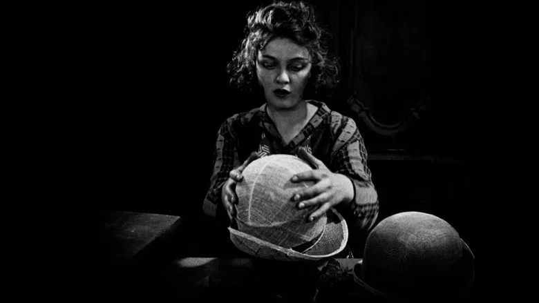 The Girl with the Hat Box screenshot 4