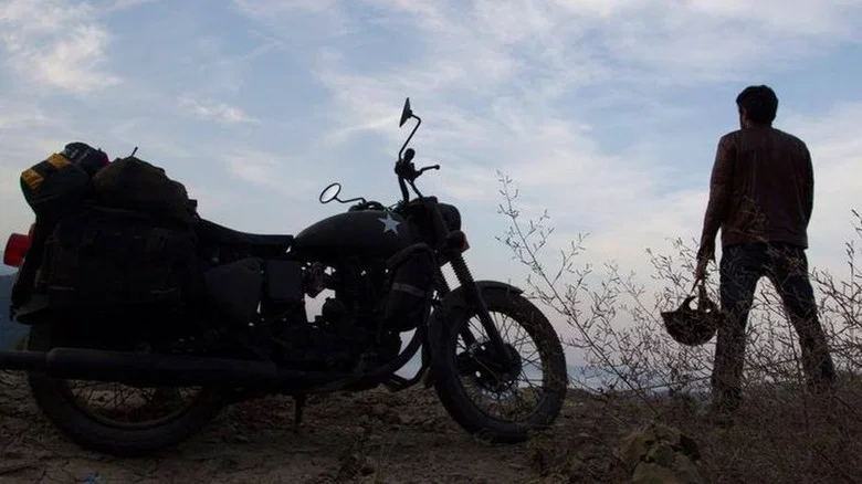 Neelakasham Pachakadal Chuvanna Bhoomi screenshot 1