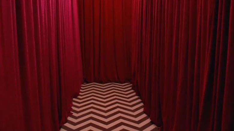 Behind the Red Curtain screenshot 1