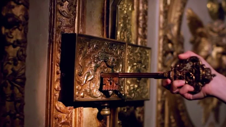 Versailles' Dirty Secrets screenshot 1