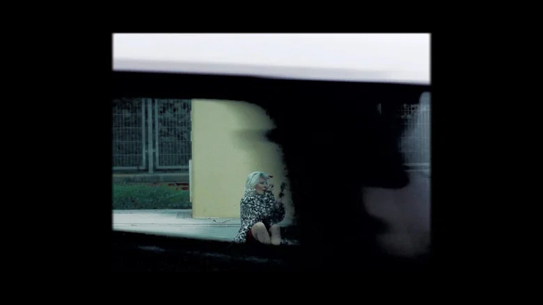Miss Rimbombanzia doing her makeup in Avenida de los Poblados, 173 screenshot 4