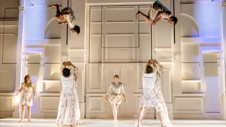 Entre chiens et louves par le Cirque Le Roux au Bon Marché Rive Gauche screenshot 3